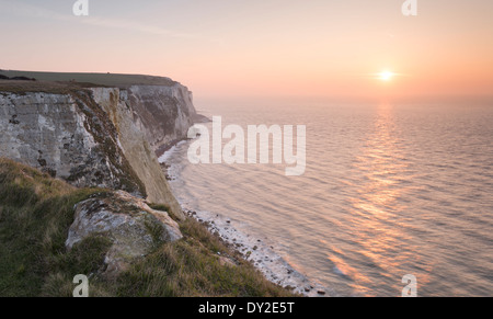 Les falaises blanches de Douvres au lever du soleil ; donnant sur Langdon Bay et la baie de crabe. Banque D'Images