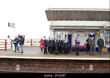 Exmouth, Devon, UK. Le 4 avril 2014. La ligne de chemin de fer reliant Riviera Exeter, Plymouth et Penzance rouvre deux semaines avant l'échéance et deux mois après qu'une digue a été rompue, et un tronçon de la ligne a été gravement endommagée à Exmouth le 4 février 2014 par de grosses vagues et des tempêtes qui ont frappé une grande partie de la côte britannique le 4 février 2014. Credit : Graham M. Lawrence/Alamy Live News. Banque D'Images