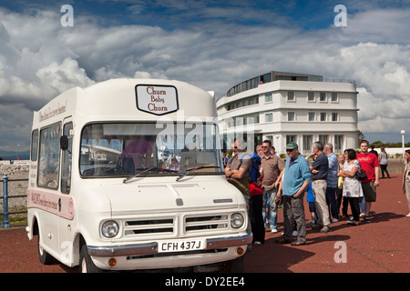 Royaume-uni, Angleterre, dans le Lancashire, Morecambe, La Promenade, les clients en attente à ice cream van par Midland Hotel Banque D'Images