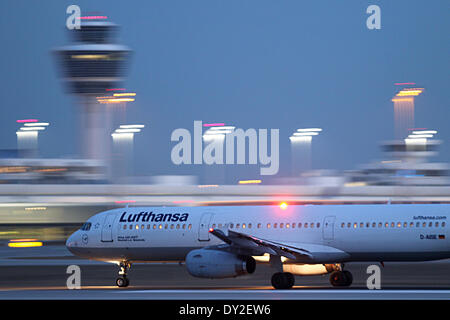 Munich, Allemagne. Feb 25, 2014. Un Airbus A321-200 de jet passagers transporteur allemand Lufthansa décolle de l'aéroport de Munich, Allemagne, 25 février 2014. Photo : René Ruprecht/dpa/Alamy Live News Banque D'Images