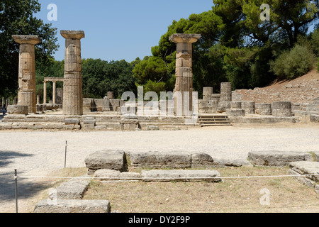 Vue sur l'autel du Temple de Héra Héra Olympie Péloponnèse Grèce autel où l'allègement des Banque D'Images