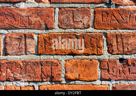 Inscriptions sur un mur de briques Banque D'Images