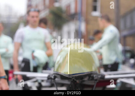 Putney Londres, Royaume-Uni. Le 4 avril 2014. Les membres de la Cambridge University boat club pratique sur la Tamise en préparation du 160 BNY Mellon University boat race le dimanche 6 avril. La course de bateaux de l'université annuelle aura lieu entre les équipes de Cambridge (Goldie) et Oxford (Blues) à Putney Mortlake Crédit : amer ghazzal/Alamy Live News Banque D'Images