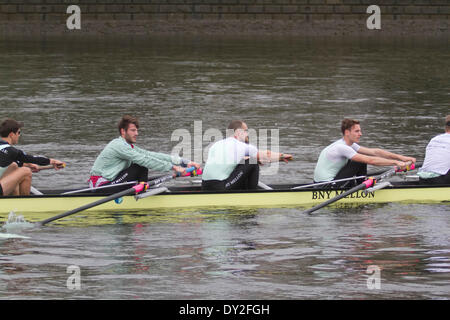 Putney Londres, Royaume-Uni. Le 4 avril 2014. Les membres de la Cambridge University boat club pratique sur la Tamise en préparation du 160 BNY Mellon University boat race le dimanche 6 avril. La course de bateaux de l'université annuelle aura lieu entre les équipes de Cambridge (Goldie) et Oxford (Blues) à Putney Mortlake Crédit : amer ghazzal/Alamy Live News Banque D'Images