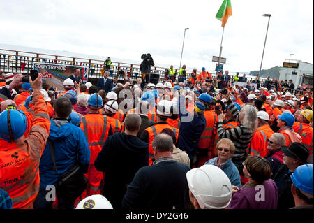 Exmouth, Devon, UK. Le 4 avril 2014. La ligne de chemin de fer reliant Riviera Exeter, Plymouth et Penzance rouvre deux semaines avant l'échéance et deux mois après qu'une digue a été rompue, et un tronçon de la ligne a été gravement endommagée à Exmouth le 4 février 2014 par de grosses vagues et des tempêtes qui ont frappé une grande partie de la côte britannique le 4 février 2014. Credit : Graham M. Lawrence/Alamy Live News. Banque D'Images