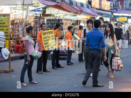 Bangkok, Thaïlande, Asie du sud-est. Khao San Road, bar promotion Banque D'Images