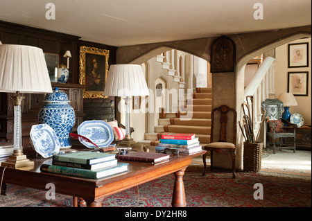 Un pot de gingembre oriental et paire de lampes en cristal sur une table en acajou de style jacobéen dans une salle avec voûtes en pierre Banque D'Images