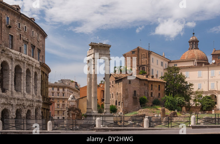 Temple d'Apollon Sosianus, vue partielle de théâtre de Marcellus, à gauche. Dôme de l'église Santa Maria in Campitelli. Rome, ita Banque D'Images