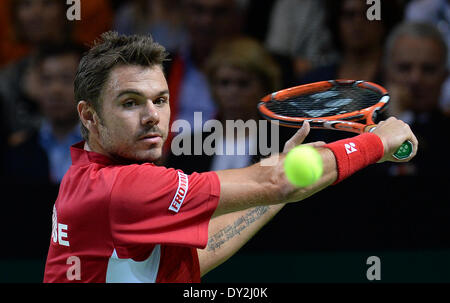 Genève, Suisse. 4ème apr 2014. Stanislas Wawrinka de Suisse équipe retourne à Andrey Golubev du Kazakhstan lors de la Coupe Davis de tennis World Group quart de finale à Genève, Suisse, le 4 avril 2014. Credit : Wang Siwei/Xinhua/Alamy Live News Banque D'Images