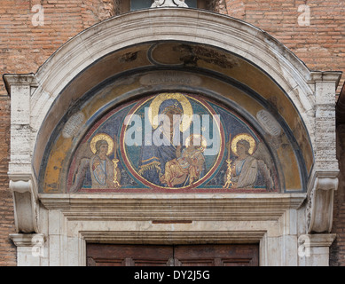 Mosaïque de la Vierge à l'enfant, fronton de l'entrée latérale de l'église Santa Maria in Aracoeli, Rome, Italie. Banque D'Images