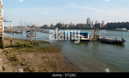 Bateaux de la Police métropolitaine parqué par une jetée sur la Tamise à Londres, Royaume-Uni Wapping KATHY DEWITT Banque D'Images