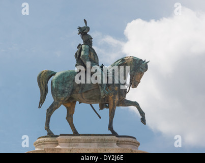 Le Monument à Victor-Emmanuel II à Rome, en Italie, est un monument national massif dédié au premier roi de l'Italie unifiée. La structure, achevée en 1925, comprend une grande façade en marbre, des statues et une statue équestre de Victor Emmanuel. Situé sur la Piazza Venezia, c'est un monument historique important représentant l'unité et la monarchie italiennes. Banque D'Images