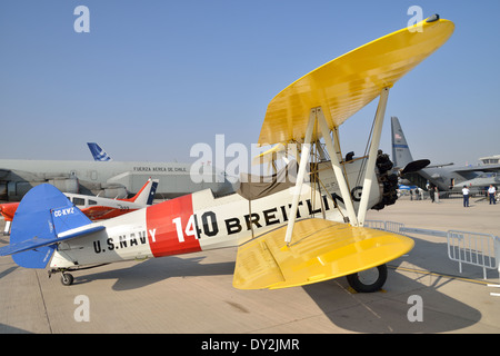 Version de l'US Navy Modèle biplan Stearman 75 formateur (publicité) breitling Banque D'Images