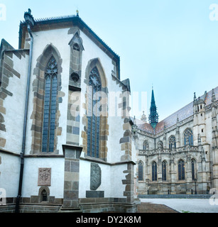 La Chapelle Saint Michel (14e siècle) et la cathédrale Sainte-élisabeth derrière (construit entre 1378 et 1508). Kosice, Slovaquie. Banque D'Images