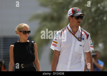 Bahreïn. Le 4 avril 2014. Adrian Sutil (GER) # 99, Sauber F1 Team et son amie Jennifer Becks (GER) - Championnat du Monde de Formule1 2014 - Rd03, Grand Prix de Bahreïn au Circuit International de Bahreïn, Sakhir, Bahreïn, vendredi 4 avril 2014 : dpa Crédit photo alliance/Alamy Live News Banque D'Images