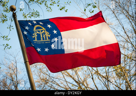 Drapeau d'état de Géorgie ont déroulé dans le vent sur un beau matin de printemps à Stone Mountain Park à Atlanta, Géorgie, USA. Banque D'Images