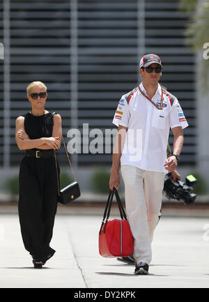 Bahreïn. Le 4 avril 2014. Adrian Sutil (GER) # 99, Sauber F1 Team et son amie Jennifer Becks (GER) - Championnat du Monde de Formule1 2014 - Rd03, Grand Prix de Bahreïn au Circuit International de Bahreïn, Sakhir, Bahreïn, vendredi 4 avril 2014 : dpa Crédit photo alliance/Alamy Live News Banque D'Images