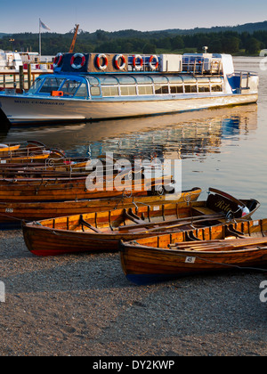 Des barques en bois et touristique bateau amarré sur le ponton de Ambleside sur le lac Windermere Lake District en Cumbria England UK Banque D'Images