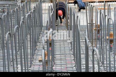 Berlin, Allemagne. Le 04 Avr, 2014. L'employé travaille à la partie souterraine sur le site de construction de l'Opéra d'État de Berlin, Allemagne, 04 avril 2014. Une date pour la réouverture de la maison n'a pas encore été fixée. Photo : Britta Pedersen/dpa/Alamy Live News Banque D'Images