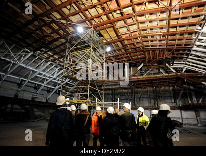 Berlin, Allemagne. Le 04 Avr, 2014. Un groupe de visiteurs se penche sur le toit sur le site de construction de l'Opéra d'État Unter den Linden à Berlin, Allemagne, 04 avril 2014. Une date pour la réouverture de la maison n'a pas encore été fixée. Photo : Britta Pedersen/dpa/Alamy Live News Banque D'Images