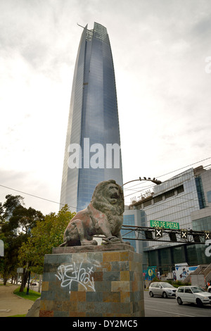 Gran Torre Santiago (Grand Tour de Santiago), vue de dessous avec lion, Santiago, Chili. Bâtiment le plus élevé de l'Amérique du Sud Banque D'Images