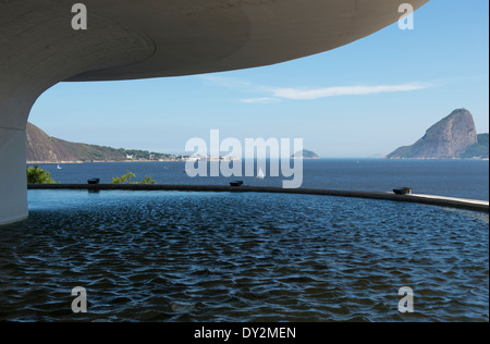 Vue sur piscine à débordement du Musée d'art contemporain conçu par Oscar Niemeyer à Sugarloaf Mountain, Rio de Janeiro, Brésil Banque D'Images