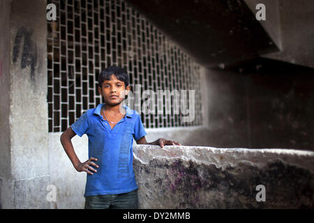 Dhaka, Bangladesh. 4ème apr 2014. HOSSAIN travaille dans une fabrique de savon manuel à Dhaka, au Bangladesh. Le travail des enfants n'est pas une nouveauté en Bangladesh. La pauvreté entraîne de nombreuses familles ici pour envoyer leurs enfants au travail, souvent dans des environnements pollués et dangereux comme les dépotoirs, les chantiers de construction, la fabrication de briques champs ou usines. Selon l'UNICEF, les longues heures et les mauvaises conditions de travail non seulement d'empêcher les enfants d'aller à l'école, mais peut aussi nuire gravement à leur santé physique et mentale. Les propriétaires des usines préfèrent employer des enfants comme ils pouvaient les payer moins et aussi ab Banque D'Images
