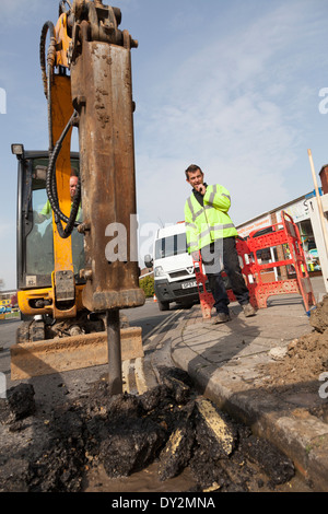 Marteau pneumatique sur chenilles breaking up road. Banque D'Images