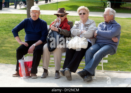 Seniors sur un banc dans le parc, Prague, République tchèque groupe de personnes âgées sur un banc Banque D'Images