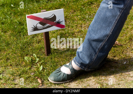 Interdiction sur la pelouse, pas de marche sur l'herbe, ne pas marcher dessus, ne pas laisser le panneau herbe Banque D'Images