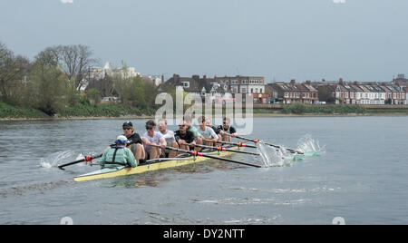 Tamise, Londres, Royaume-Uni. 06Th avr, 2014. Sortie de la pratique par la Cambridge University Boat Club en prévision de la course de bateaux des universités le dimanche 6 avril 2014. L'équipage du bateau bleu CUBC Cambridge Bleu Bateau équipage :- Bow : Mike Thorp, 2 : Luk Juckett, 3 : Ivo Dawkins, 4 : Steve Dudek, 5 : Helge Gruetjen, 6 : Matthew Jackson, 7 : Josué Hooper, Course : Henry, Hoffstot Cox : Ian Middleton, entraîneur en chef : Steve Trapmore. © Plus Sport Action/Alamy Live News Banque D'Images