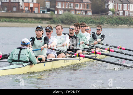 Tamise, Londres, Royaume-Uni. 06Th avr, 2014. Sortie de la pratique par la Cambridge University Boat Club en prévision de la course de bateaux des universités le dimanche 6 avril 2014. L'équipage du bateau bleu CUBC (bleu clair) : tops- Cambridge Bleu Bateau équipage :- Bow : Mike Thorp, 2 : Luk Juckett, 3 : Ivo Dawkins, 4 : Steve Dudek, 5 : Helge Gruetjen, 6 : Matthew Jackson, 7 : Josué Hooper, Course : Henry, Hoffstot Cox : Ian Middleton, entraîneur en chef : Steve Trapmore. © Plus Sport Action/Alamy Live News Banque D'Images