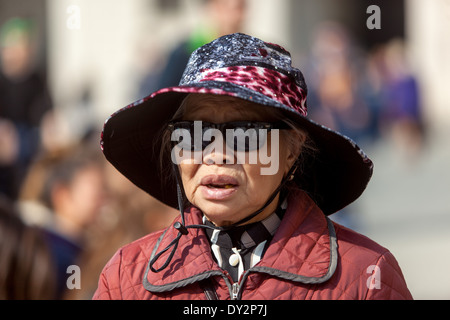 Vieille femme âgée asiatique dans les lunettes de soleil de chapeau, touriste Prague République tchèque vieille femme vieillissant Banque D'Images