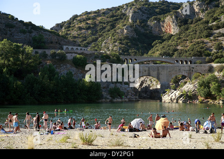 Domaine de l'eau sur le fleuve Hérault, près de Le Pont du Diable, Saint Guilhem le Désert, Languedoc Roussillon, France Banque D'Images