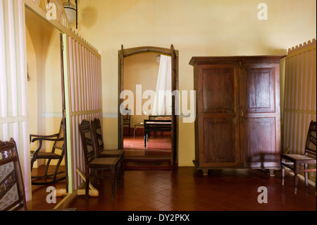 Armoire en bois dans la chambre avec la partition de l'écran et ouvrir la porte à l'accueil de Goa Banque D'Images