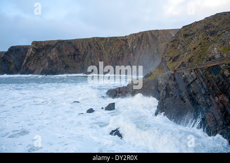 Grande tempête Atlantique vagues se briser sur la côte rocheuse déchiquetée à Hartland Quay, North Devon, Angleterre Banque D'Images