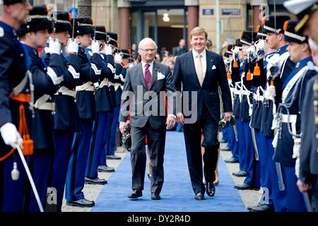 Amsterdam, Pays-Bas. Le 04 Avr, 2014. Le Roi Carl Gustaf de Suède (L) et néerlandais Willem-Alexander King (L) revoir la garde d'honneur devant le palais royal à Amsterdam, Pays-Bas, 04 avril 2014. Le couple royal suédois célébrera le 400e anniversaire de l'Swedish-Dutch les relations diplomatiques au cours d'une visite de deux jours. Photo : Patrick van Katwijk Pays-bas ET FRANCE - ATTENTION ! Pas de fil - SERVICE/dpa/Alamy Live News Banque D'Images