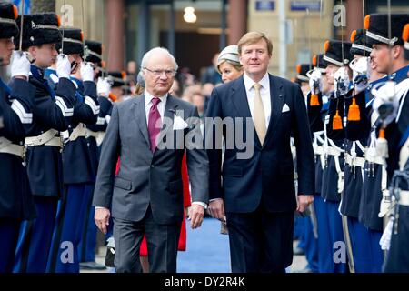 Amsterdam, Pays-Bas. Le 04 Avr, 2014. Le Roi Carl Gustaf de Suède (L) et néerlandais Willem-Alexander King (L) revoir la garde d'honneur devant le palais royal à Amsterdam, Pays-Bas, 04 avril 2014. Le couple royal suédois célébrera le 400e anniversaire de l'Swedish-Dutch les relations diplomatiques au cours d'une visite de deux jours. Photo : Patrick van Katwijk Pays-bas ET FRANCE - ATTENTION ! Pas de fil - SERVICE/dpa/Alamy Live News Banque D'Images