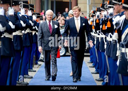 Amsterdam, Pays-Bas. Le 04 Avr, 2014. Le Roi Carl Gustaf de Suède (L) et néerlandais Willem-Alexander King (L) revoir la garde d'honneur devant le palais royal à Amsterdam, Pays-Bas, 04 avril 2014. Le couple royal suédois célébrera le 400e anniversaire de l'Swedish-Dutch les relations diplomatiques au cours d'une visite de deux jours. Photo : Patrick van Katwijk Pays-bas ET FRANCE - ATTENTION ! Pas de fil - SERVICE/dpa/Alamy Live News Banque D'Images