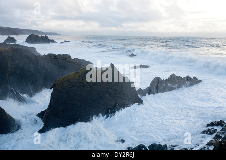 Grande tempête Atlantique vagues se briser sur la côte rocheuse déchiquetée à Hartland Quay, North Devon, Angleterre Banque D'Images