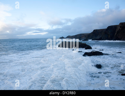 Grande tempête Atlantique vagues se briser sur la côte rocheuse déchiquetée à Hartland Quay, North Devon, Angleterre Banque D'Images
