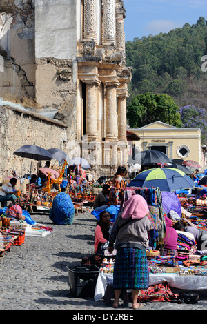 Les vendeurs d'artisanat y compris les marchandises et, étrangement, les girafes. Antigua Guatemala, République du Guatemala. Banque D'Images