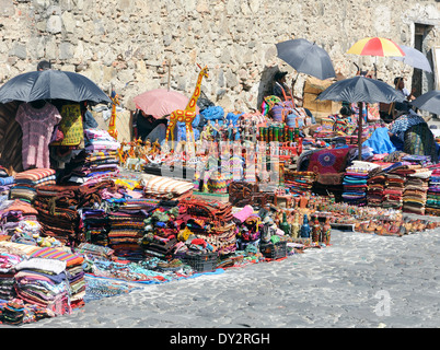 Les vendeurs d'artisanat y compris les marchandises et, étrangement, les girafes. Antigua Guatemala, République du Guatemala. Banque D'Images