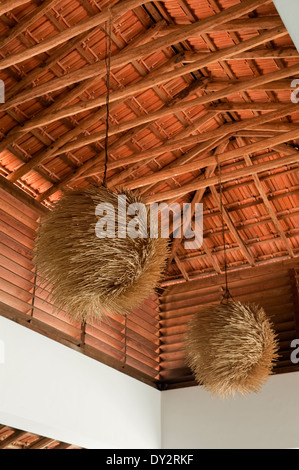 Pendentif texturé de nuances d'un plafond aux poutres apparentes de beach house retreat dans l'état de Goa Banque D'Images