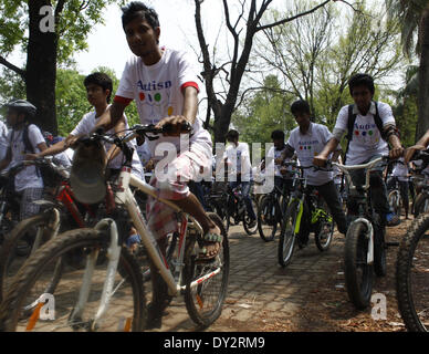 Dhaka, Bangladesh. 4ème apr 2014. Le Bangladesh Club de vélo a fait un cycle bi-rallye sur l ocation de Journée mondiale de sensibilisation à l'autisme 2014 Uddayan à Sohrawardi, Dhaka, le 4 avril 2014. Traffic Jam est un des problèmes les plus irritantes au Bangladesh il a pris une forme très grave dans la ville de Dhaka. Ce problème est le résultat d'une croissance rapide de la population et le nombre croissant de véhicules. Zakir Hossain Chowdhury Crédit :/NurPhoto ZUMAPRESS.com/Alamy/Live News Banque D'Images