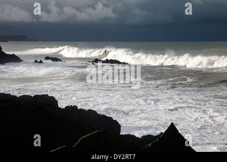 Grande tempête Atlantique vagues se briser sur la côte rocheuse déchiquetée à Hartland Quay, North Devon, Angleterre Banque D'Images