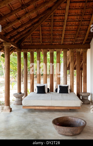 Matelas avec coussins sur véranda de Goan Beach house retreat, Inde Banque D'Images