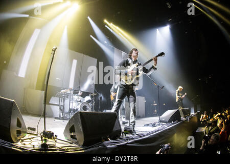 Milan Assago Italie. Le 3 avril 2014. L'indie-rock britannique band FRANZ FERDINAND effectue live au Mediolanum Forum pendant les 'pensées droit droit droit d' Action 2014 mots' Credit : Rodolfo Sassano/Alamy Live News Banque D'Images