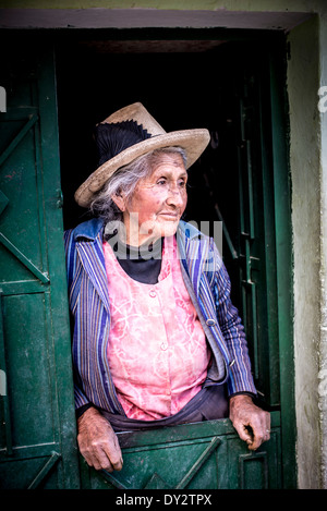 Une vieille femme avec un visage ravagé en costume traditionnel. Huaraz, Pérou. Banque D'Images