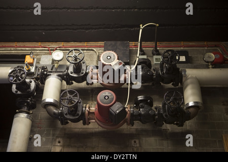 Chaudière à gaz industriels et d'équipement de contrôles dans les grandes capacités Banque D'Images